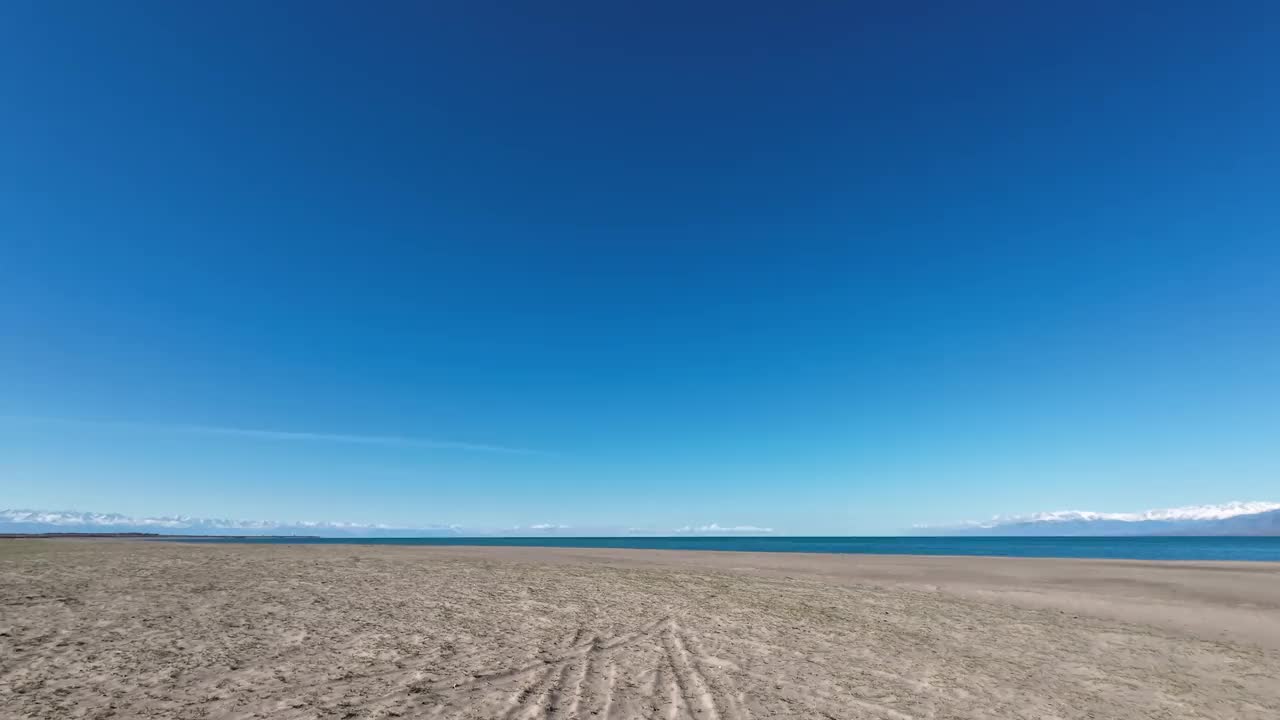 Issyk-Kul湖岸雪山全景视频素材