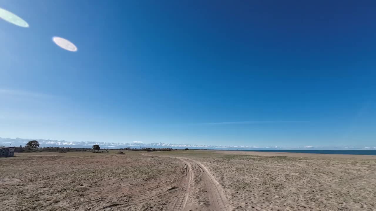 Issyk-Kul湖岸沙滩越野驾驶视频素材