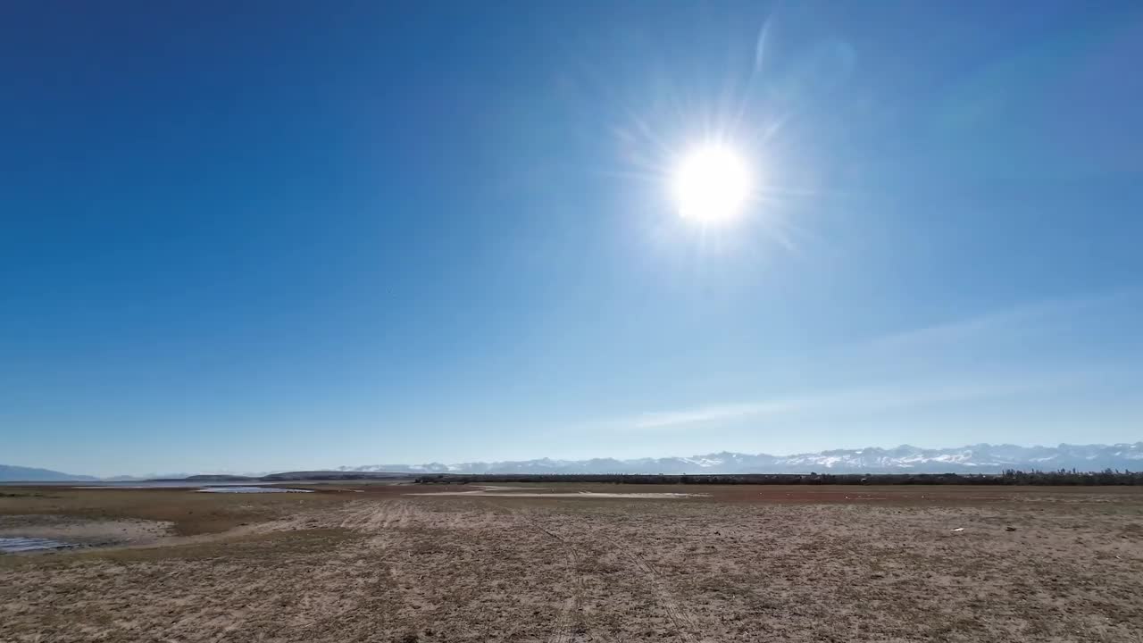 Issyk-Kul湖岸沙滩越野驾驶视频素材