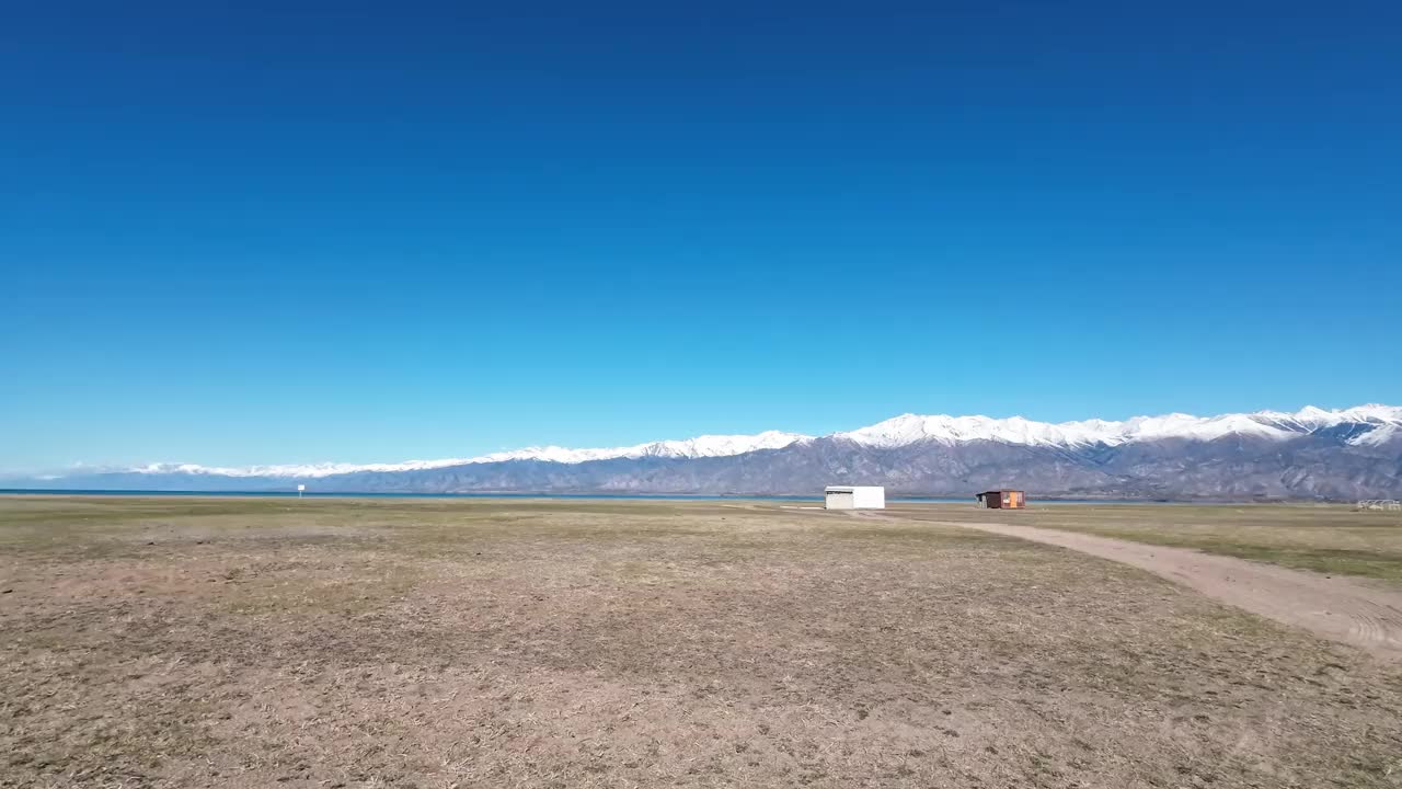 Issyk-Kul湖岸雪山全景视频素材