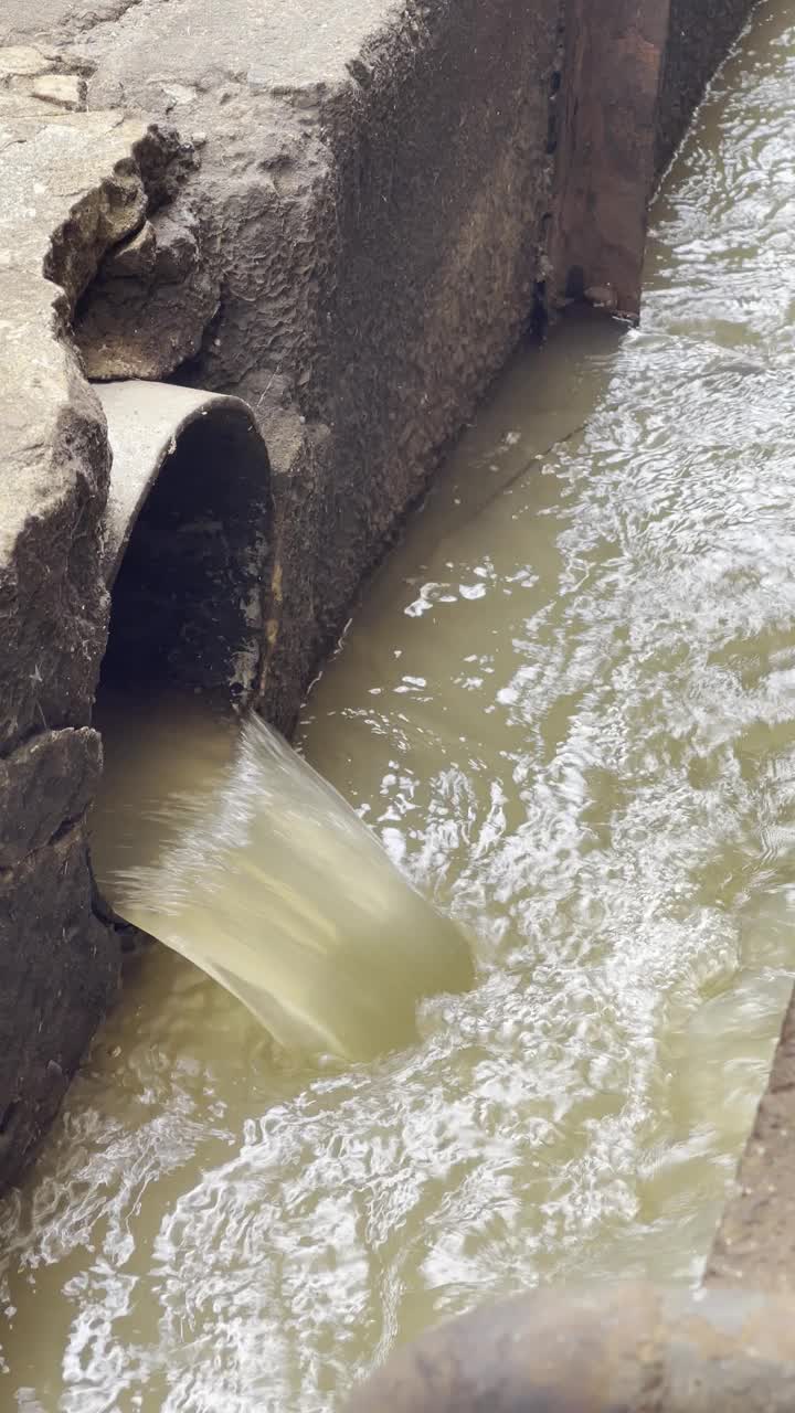 褐色的水正在被排干。视频素材