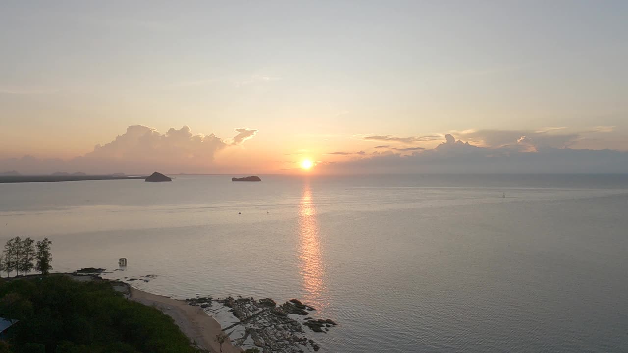 延时日落天空在平静的海面上，抽象的自然背景视频素材