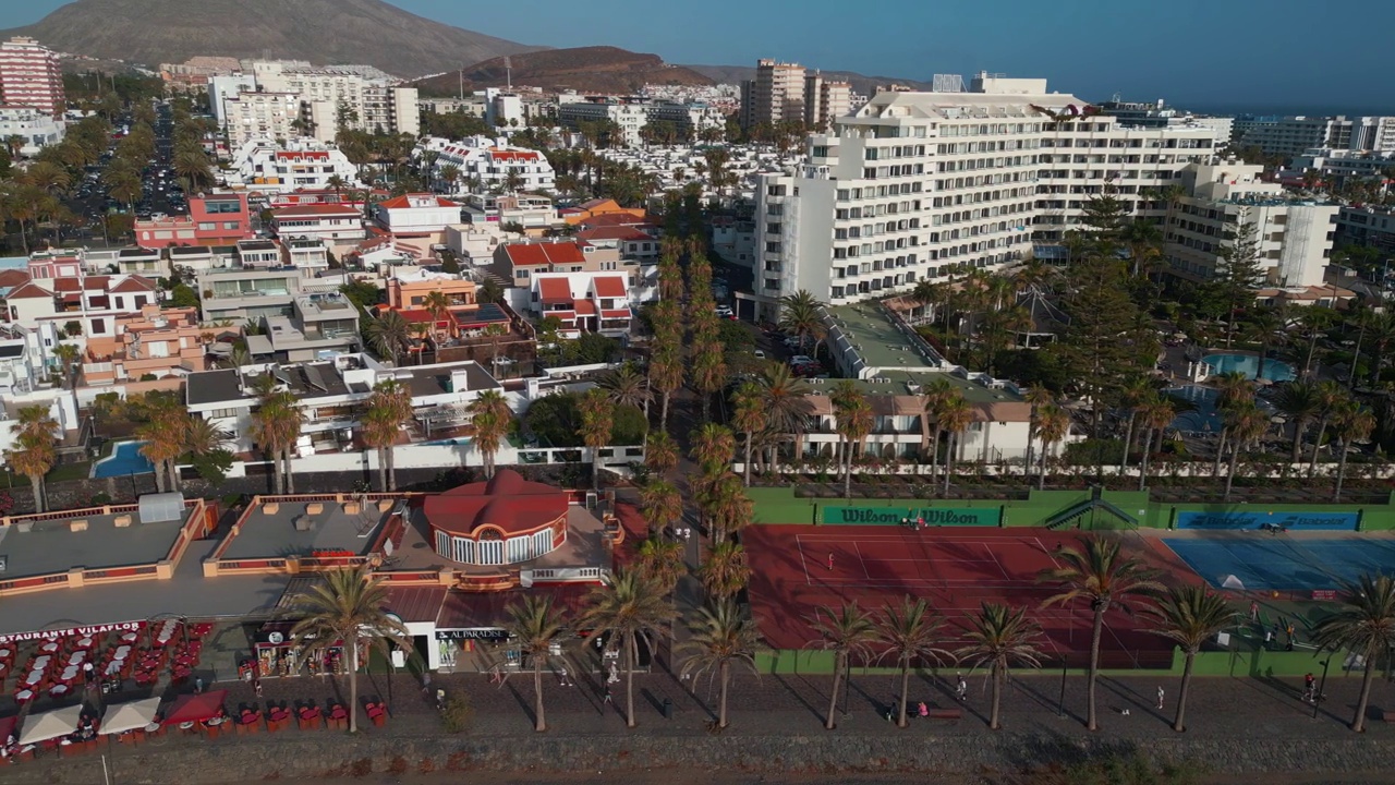 海岸，海滩和海洋，海边酒店，南特内里费岛，加那利岛空中视频素材