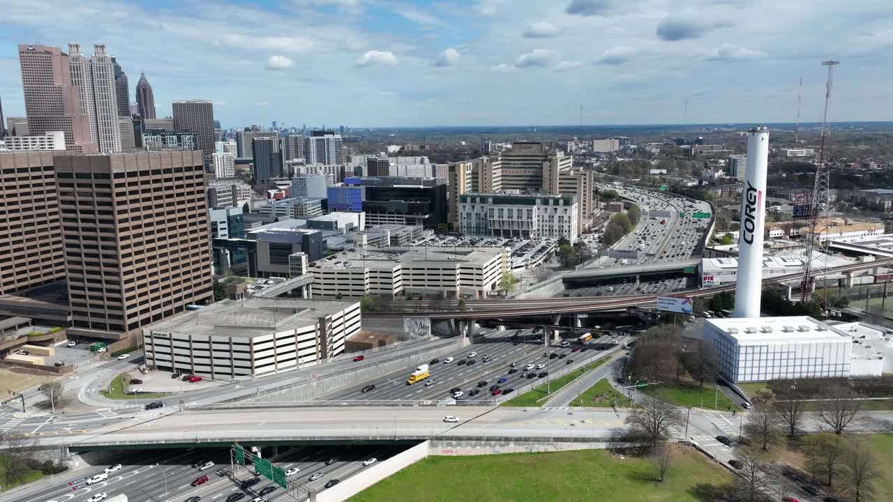 在一个阳光明媚的下午，亚特兰大市中心高速公路交通高峰时段的空中延时视频素材