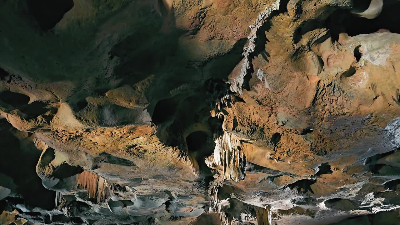 天花板上有钟乳石的洞穴。圣约瑟湾视频素材