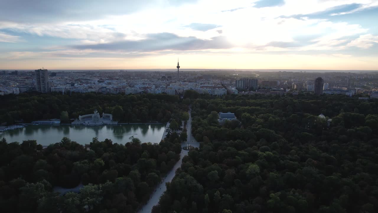 鸟瞰马德里的雷蒂罗公园，西班牙，日出的黄金时刻视频下载