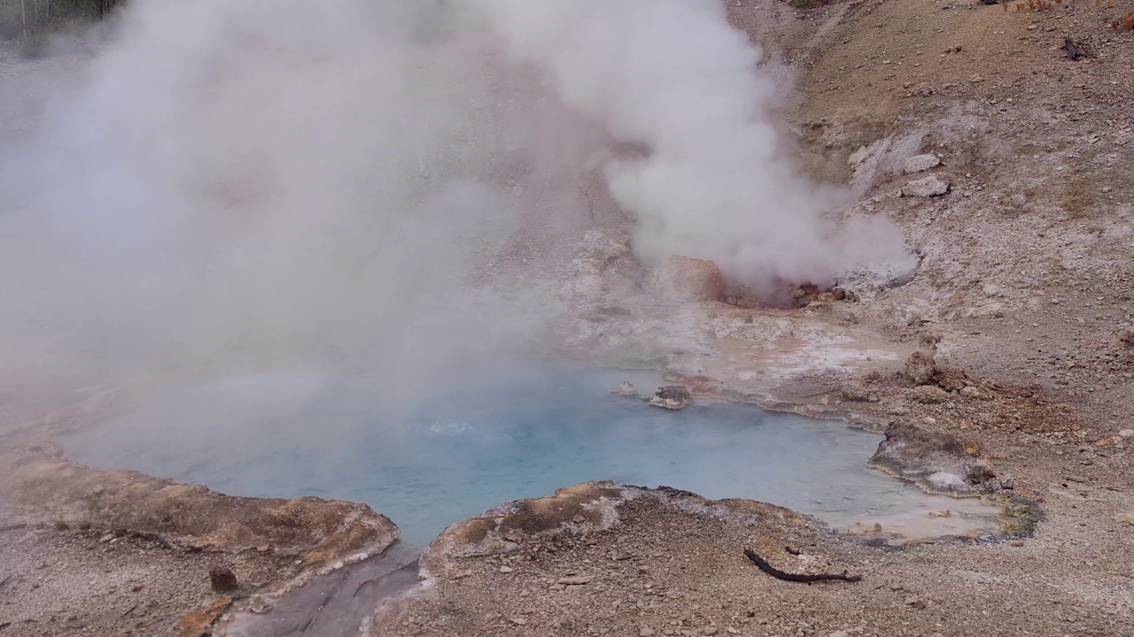 怀俄明州超级火山黄石国家公园的蓝池温泉视频素材