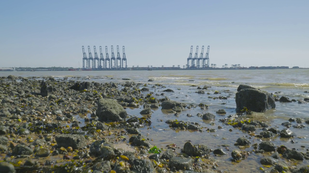 海运码头拍摄于英国哈威奇港海滩。海滩上正在涨潮视频素材