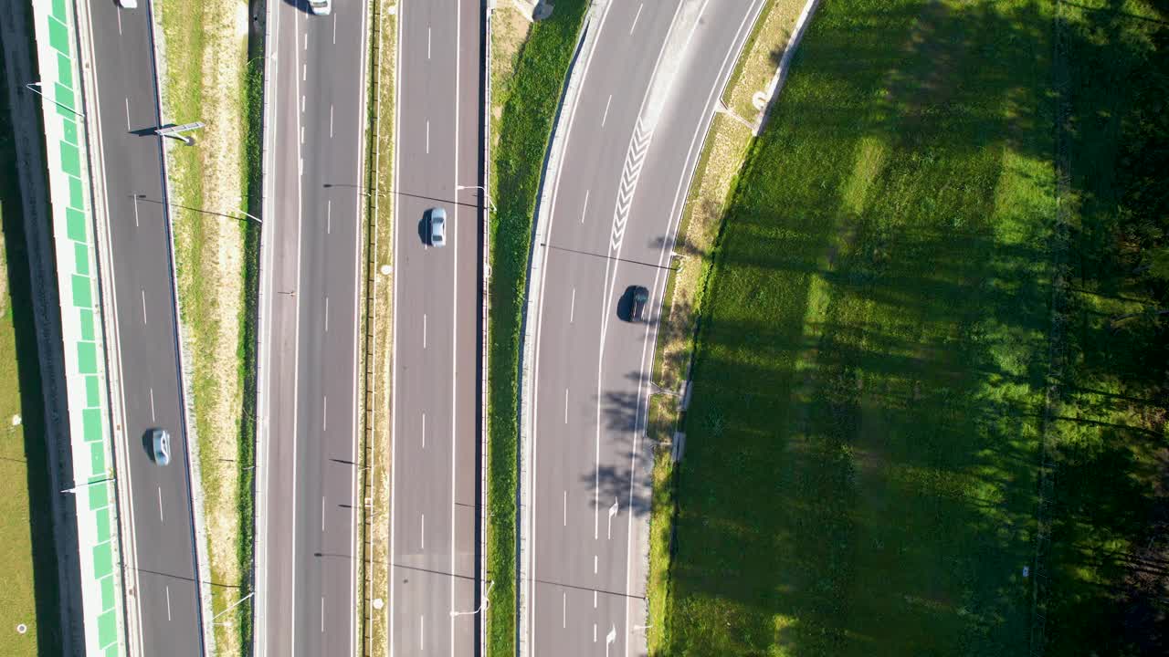 空中俯瞰——从多车道高速公路上方拍摄——汽车向多个方向分散——陆地运输和通讯。视频素材