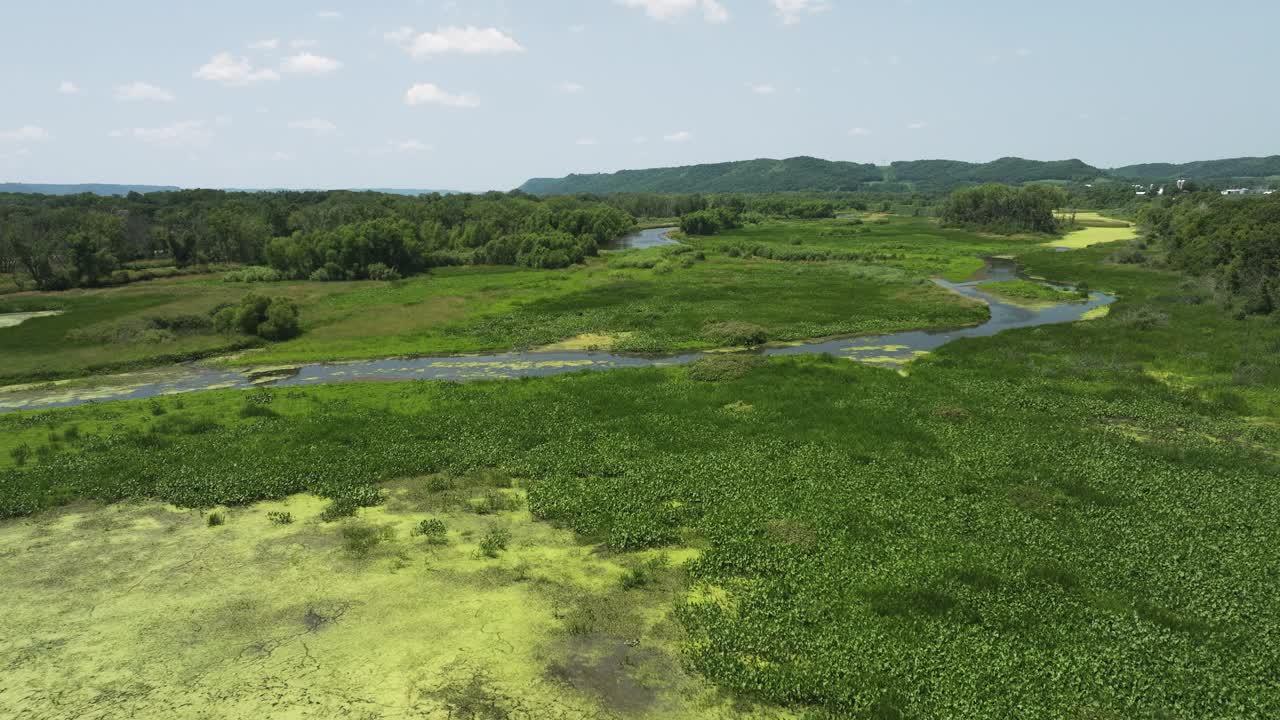 特伦佩洛国家野生动物保护区的河流和湿地上有藻类和其他水生植物。——空中视频素材