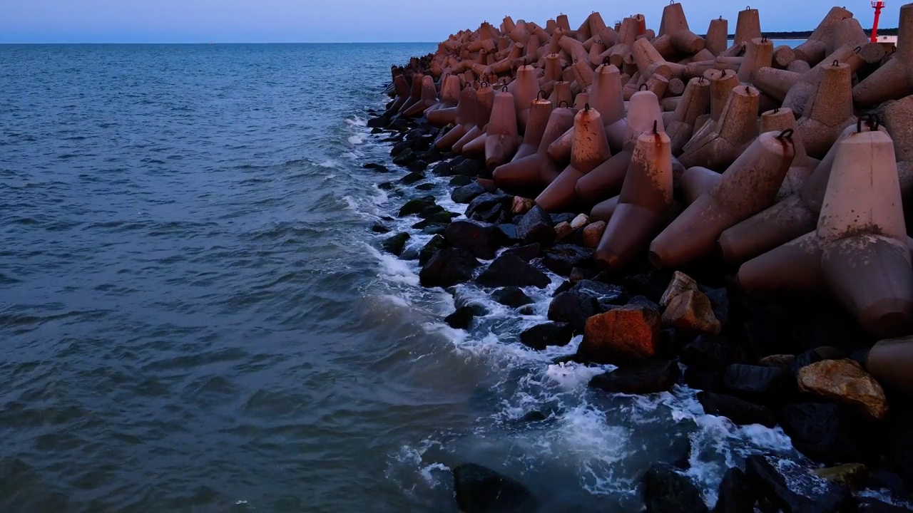 海岸上的四足防波堤，以保护海浪视频素材