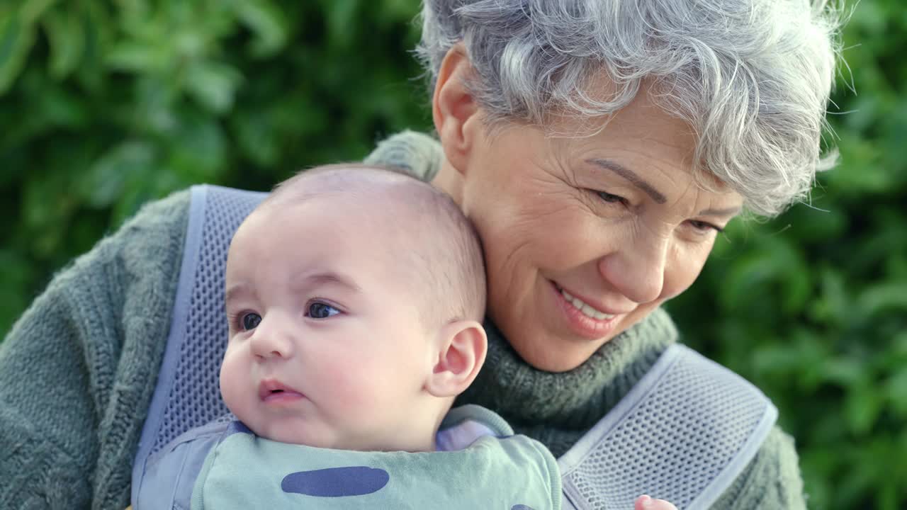 照看孩子，孩子和老夫妇在花园与婴儿一起在后院建立联系和幸福。爱，放松和老人带孩子户外照顾，支持和安慰作为家人视频素材