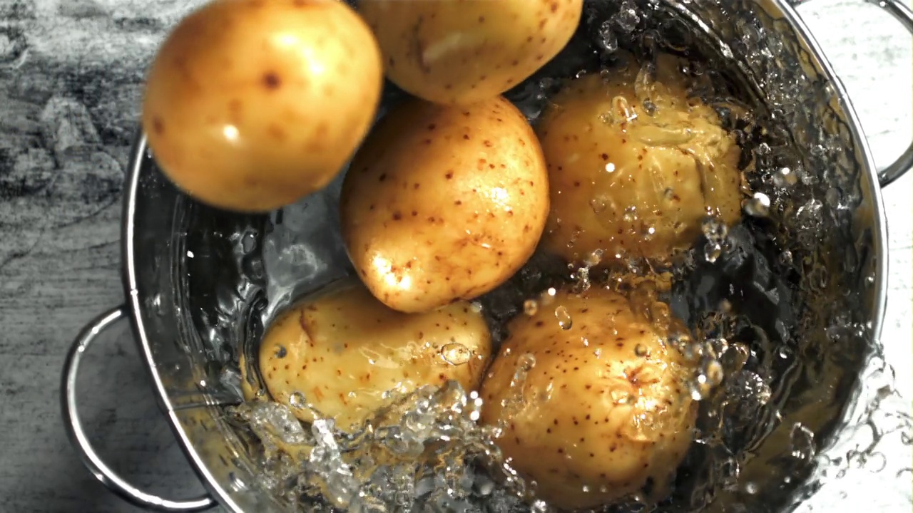 土豆掉进一桶水里。用高速摄像机拍摄，每秒1000帧。视频素材