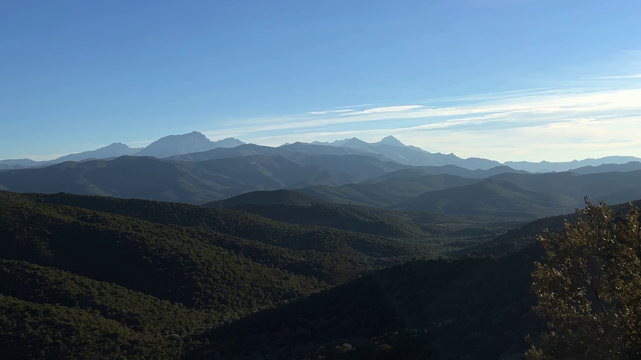 法国科西嘉岛北部的Bocca di Vezzu山脉全景视频素材