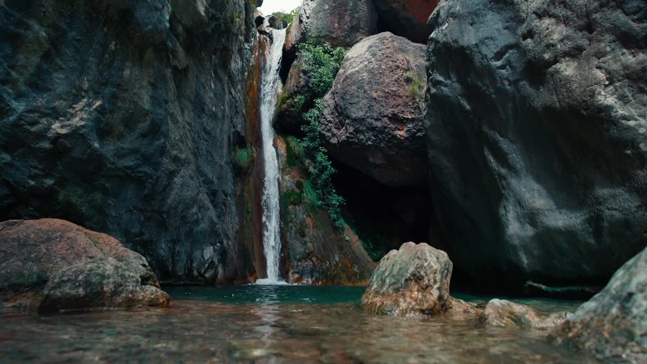 美丽平静的流水景观，瀑布和山池视频下载