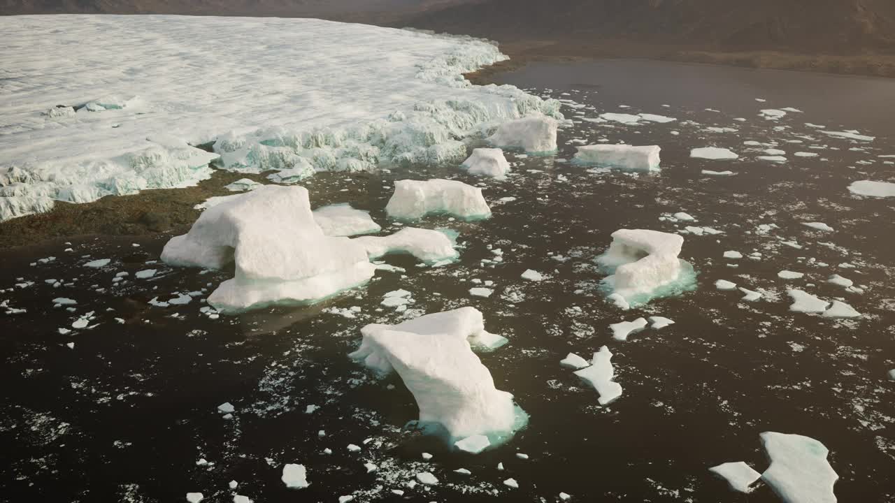 宁静的水面上漂浮的冰山的迷人景色视频素材