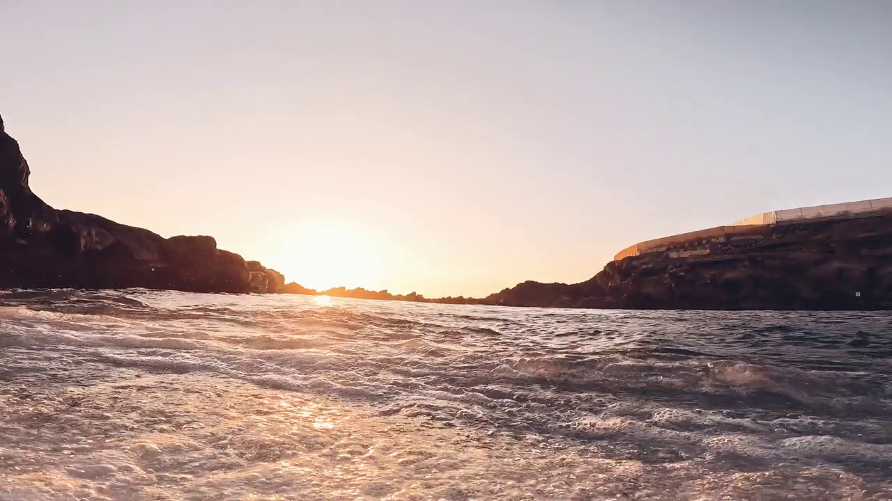 Pov和第一次看到的人跑和跳进水在海滩上的码头。夏天在蔚蓝的大海中享受自由和乐趣。视频素材