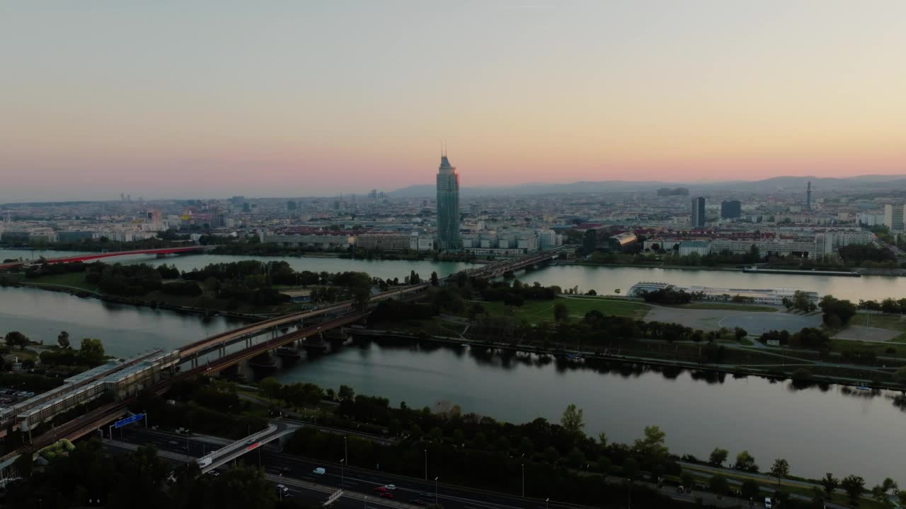 多瑙塞尔和维也纳城市天际线在蓝时黄昏，渐变的天空后面，空中轨道视频素材