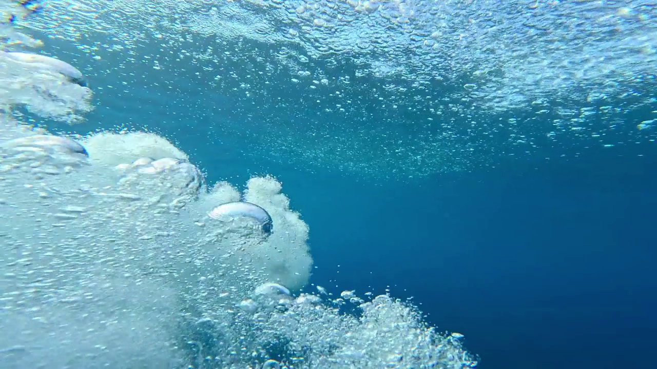 Pov和第一次看到的人跑和跳进水在海滩上的码头。夏天在蔚蓝的大海中享受自由和乐趣。视频素材