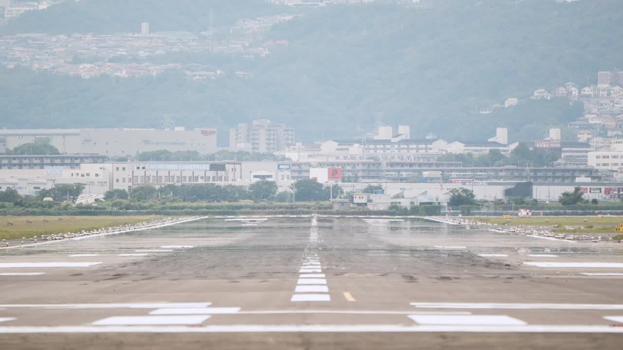 大型波音商用飞机降落在跑道上，乘客安全着陆。出国旅游、海外旅游、航班中转、航空旅游运输、航空业务、交通运输业视频下载