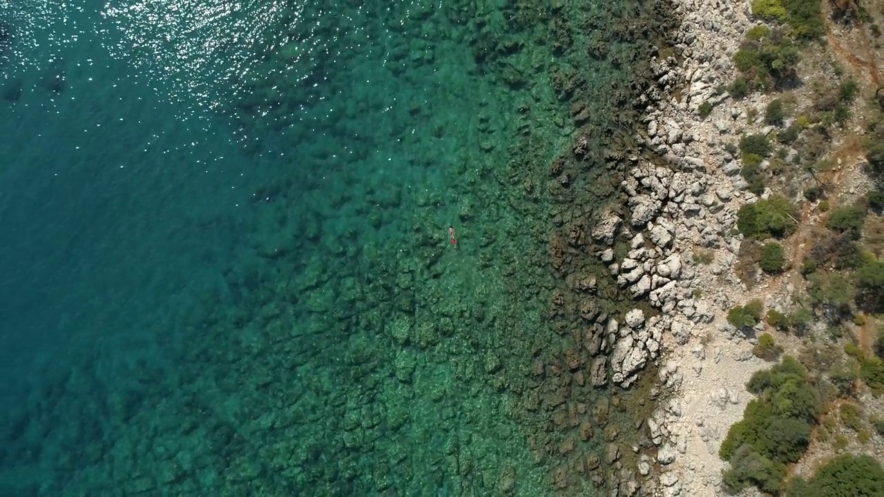 在清澈的绿松石海中浮潜视频素材