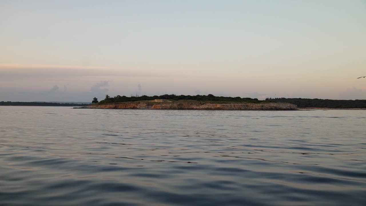 夜幕降临在风景如画的海岸线上，海水荡漾而过视频素材