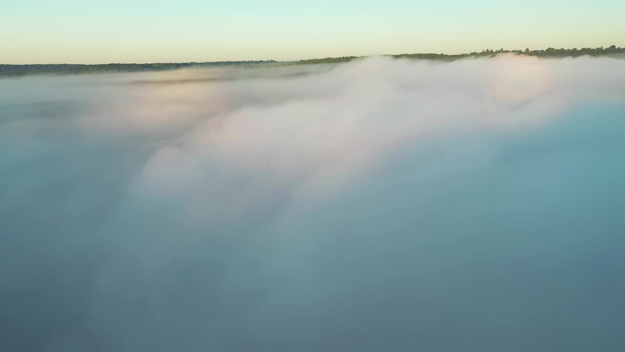 山谷的美景覆盖着蓬松的浓雾。视频下载