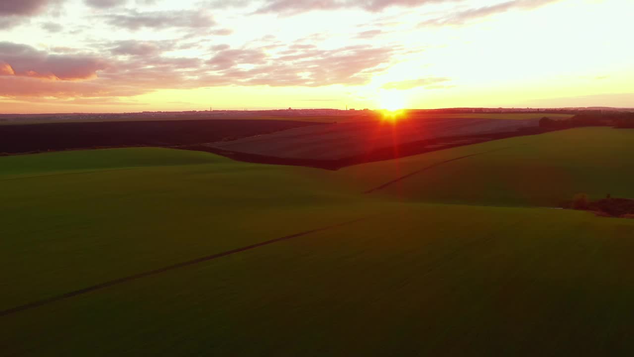 日落时壮观的农田景色，从傍晚的光线鸟瞰。视频下载