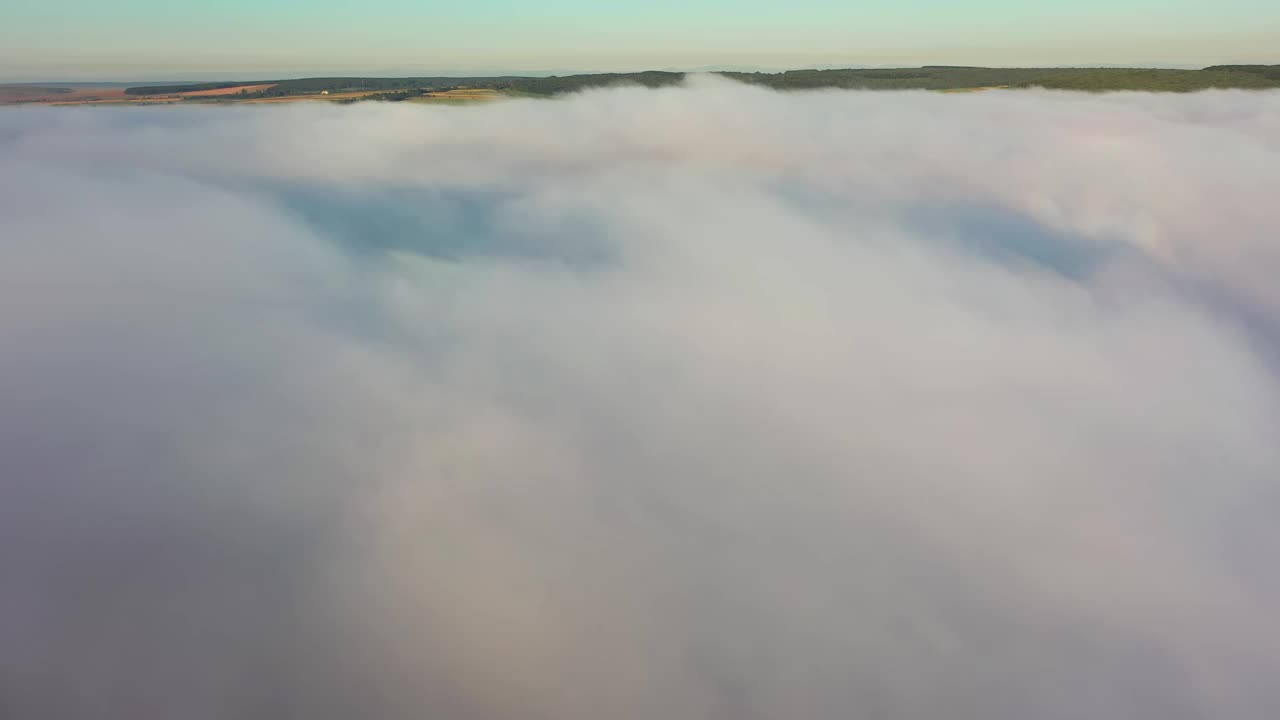 山谷的美景被蓬松的浓雾覆盖着。视频下载