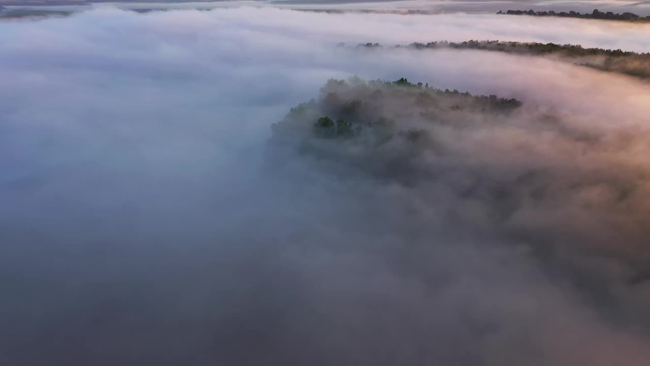 浓雾在山林之间移动。视频下载