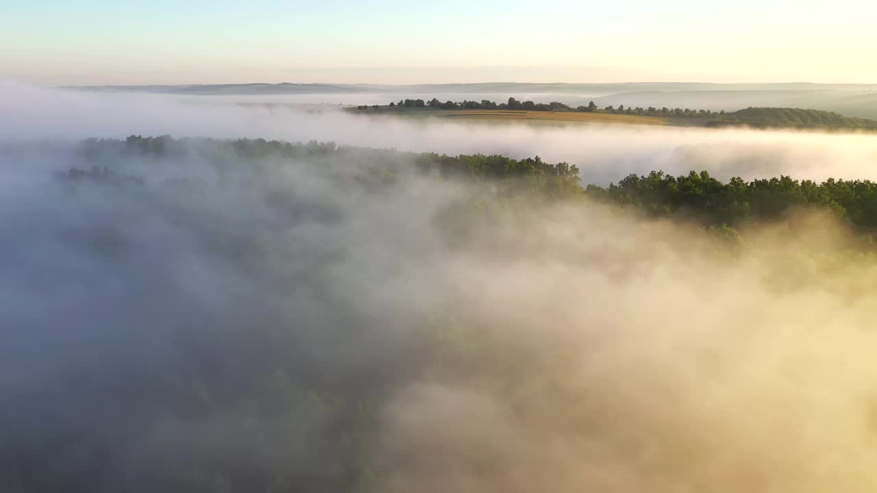 浓雾在山林之间移动。视频下载