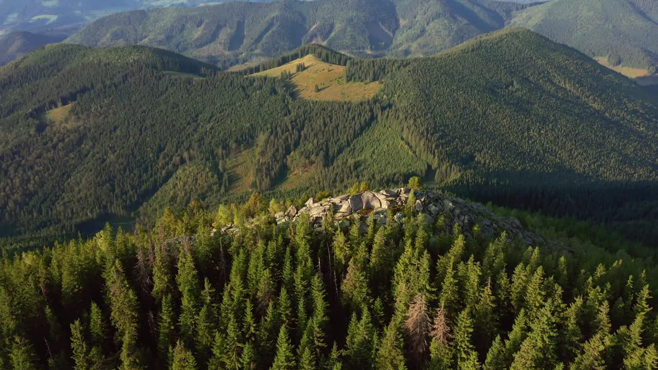 华丽的空中镜头，山岩覆盖着针叶林视频下载