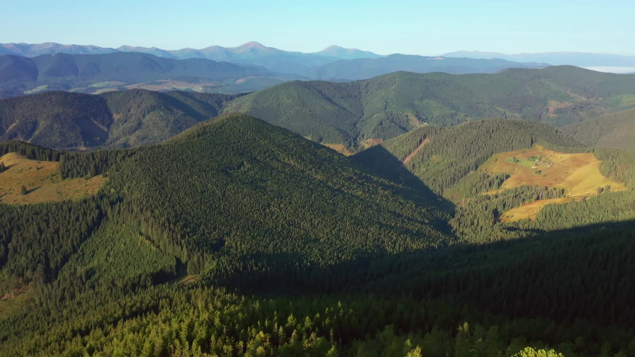 神奇的空中镜头，山岩与针叶林。视频下载