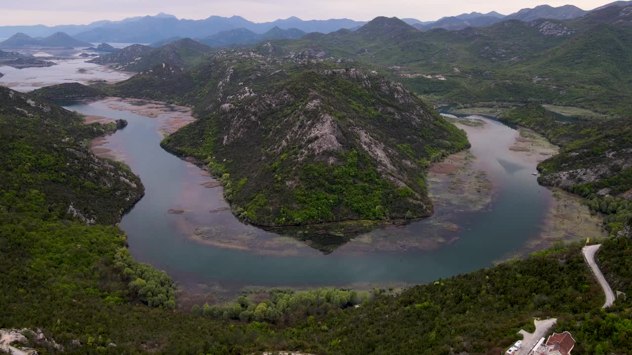 春天黑山斯卡达尔湖中的绿色岛屿鸟瞰图视频素材