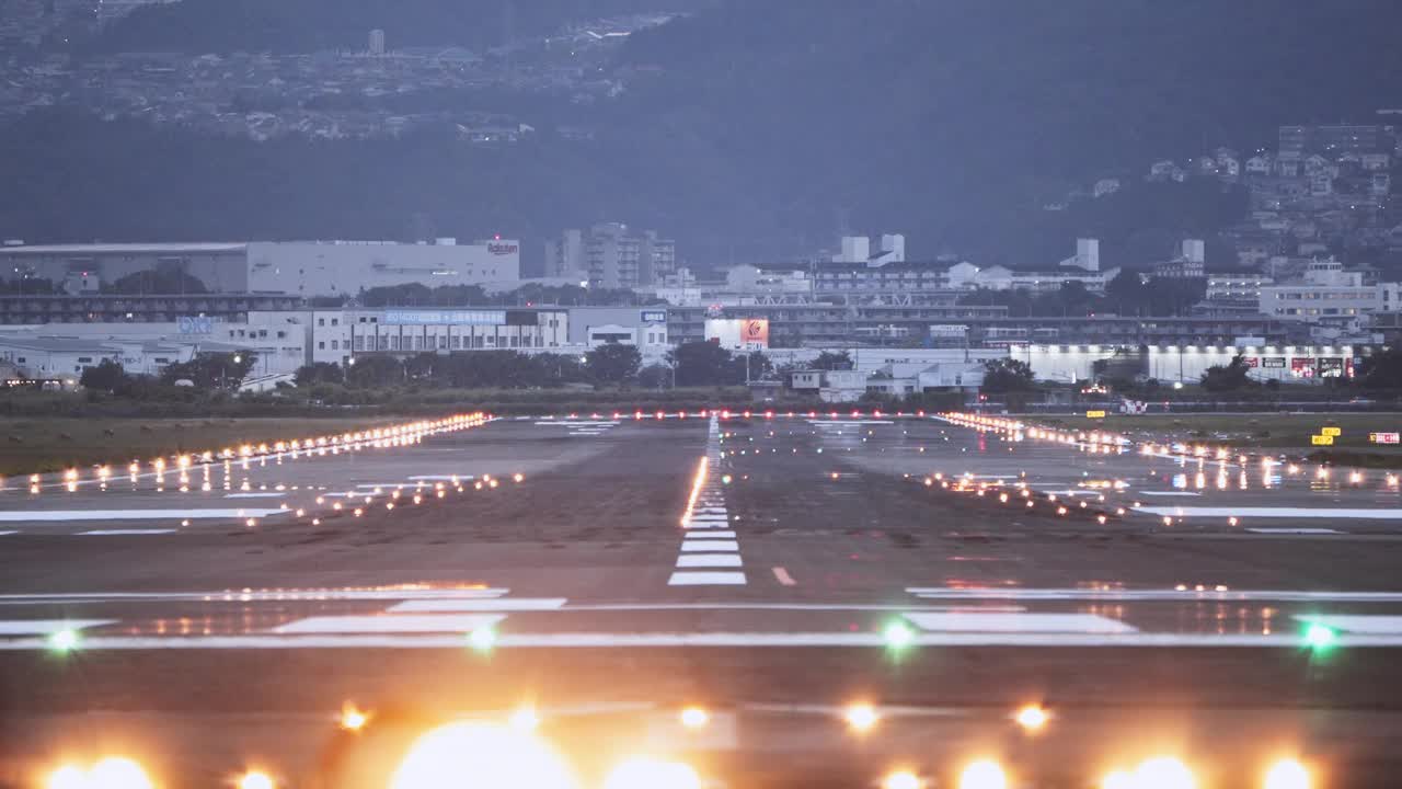 大型商用飞机降落在跑道上，乘客在夜间安全着陆。出国旅游、海外旅游、航班中转、航空旅游运输、航空业务、交通运输业视频下载