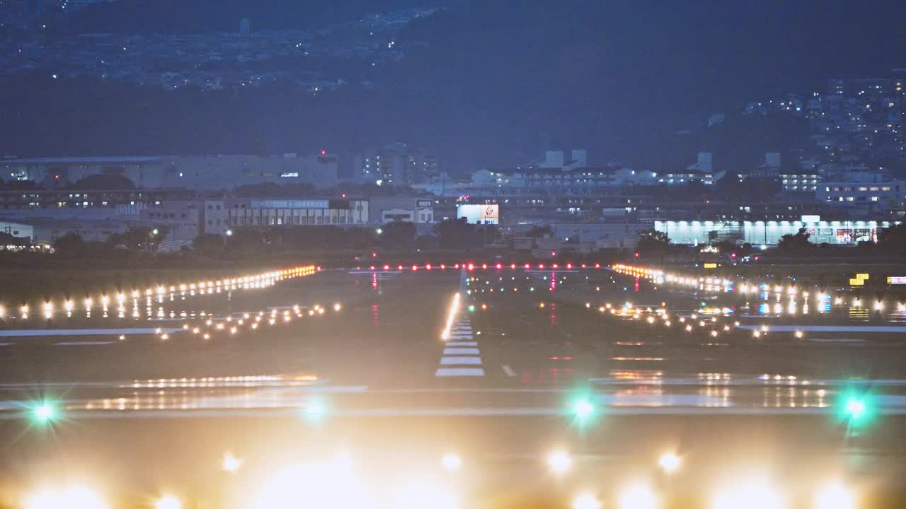 大型商用飞机降落在跑道上，乘客在夜间安全着陆。出国旅游、海外旅游、航班中转、航空旅游运输、航空业务、交通运输业视频下载