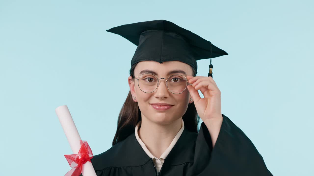 毕业证书，眼镜和幸福的女人眨眼为大学教育，学校或大学的成功。学习成绩，工作室证书卷轴和学生调情的肖像在蓝色背景视频素材