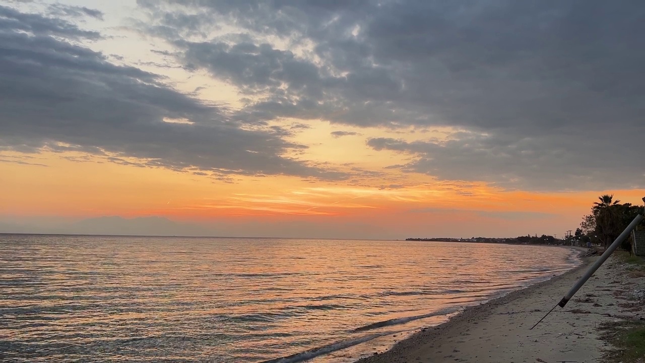 希腊海岸的黄金时刻:4K日落和海浪视频素材