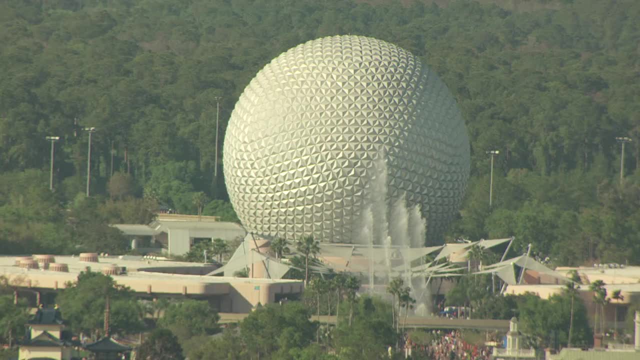 MS AERIAL ZO摄于美国佛罗里达州奥兰多的Epcot中心和迪士尼世界视频素材