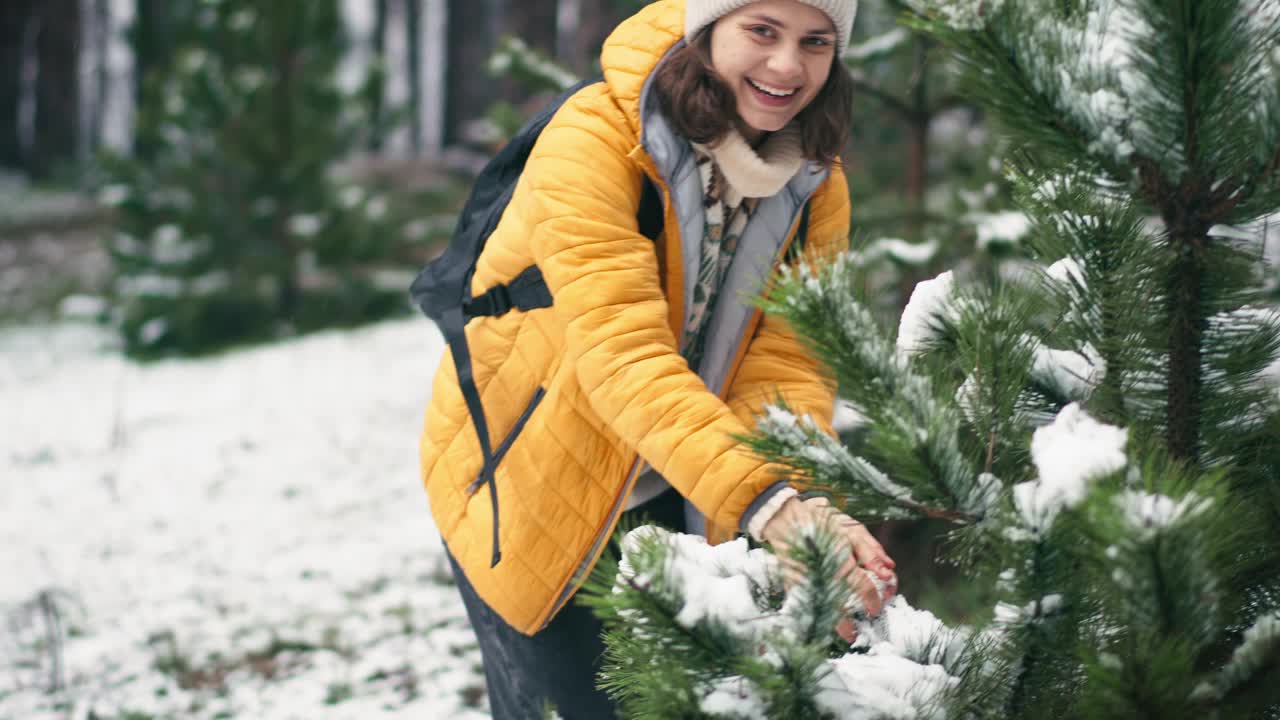 一个女人朝镜头扔雪球。视频素材