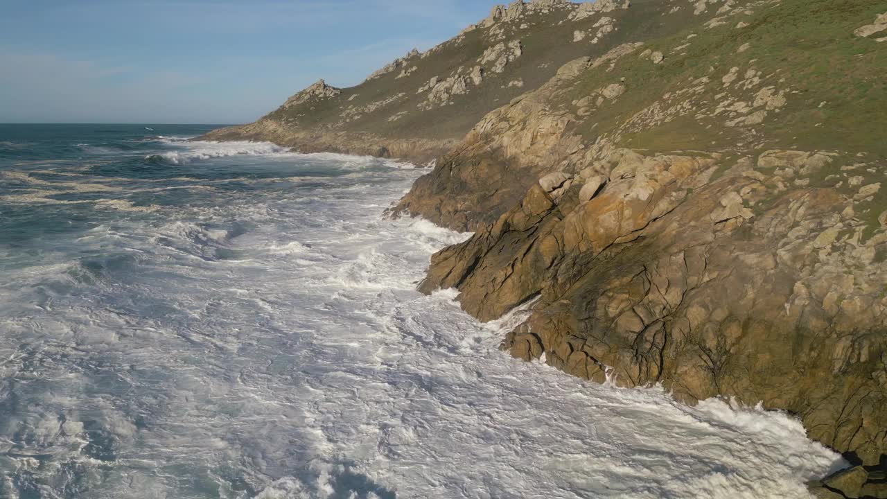 海浪在悬崖上破碎的风景，在蓬特索，科梅科鲁尼亚，加利西亚，西班牙。慢动作视频素材