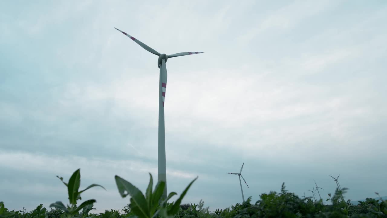 风力涡轮机在可持续能源领域，对抗气候变化和全球变暖，电影风格视频素材