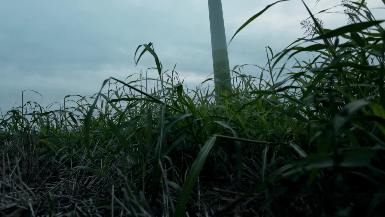 风力涡轮机在可持续能源领域，对抗气候变化和全球变暖，电影风格视频下载