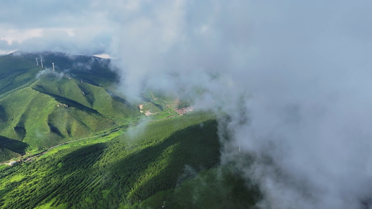 夏季山脉鸟瞰图视频素材