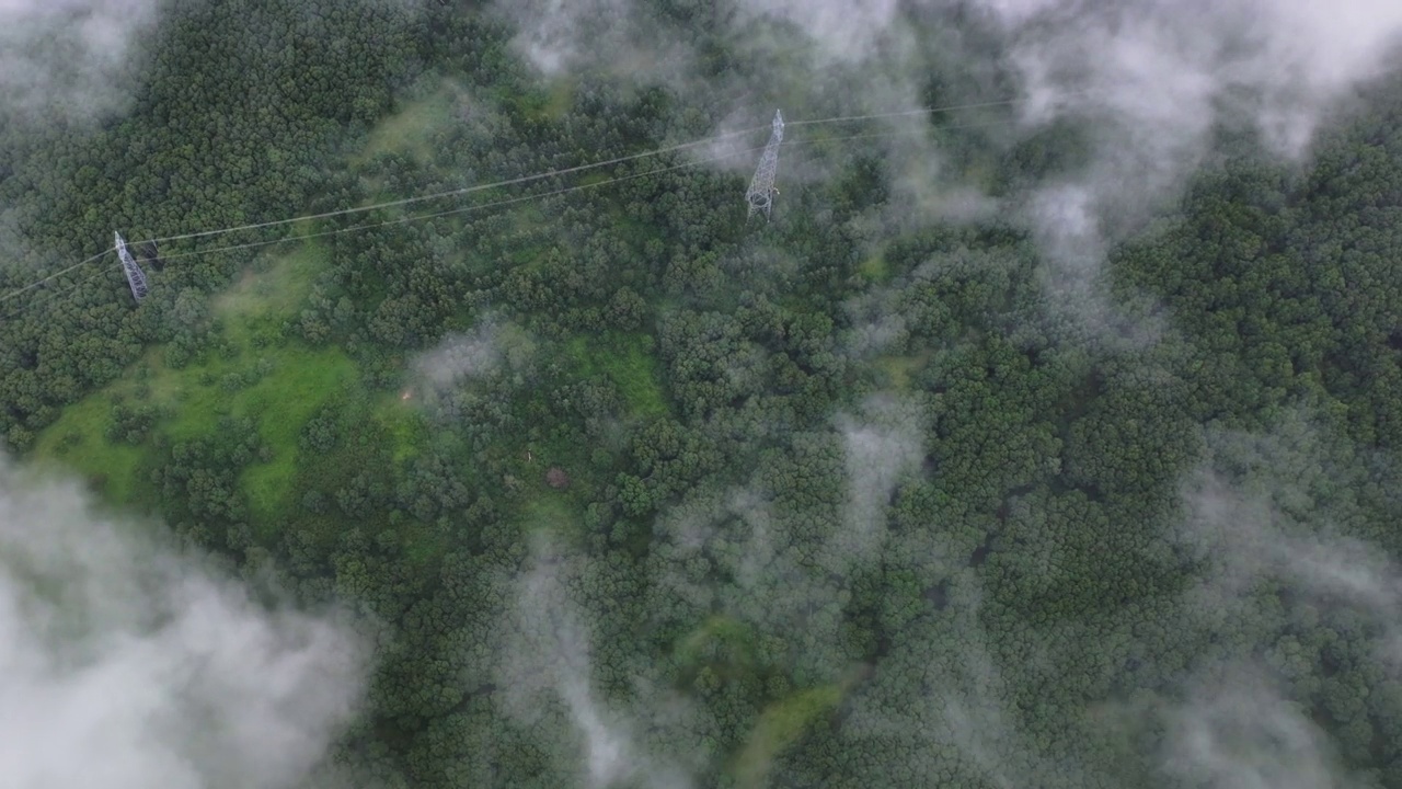 透过云雾鸟瞰夏日自然风光视频素材