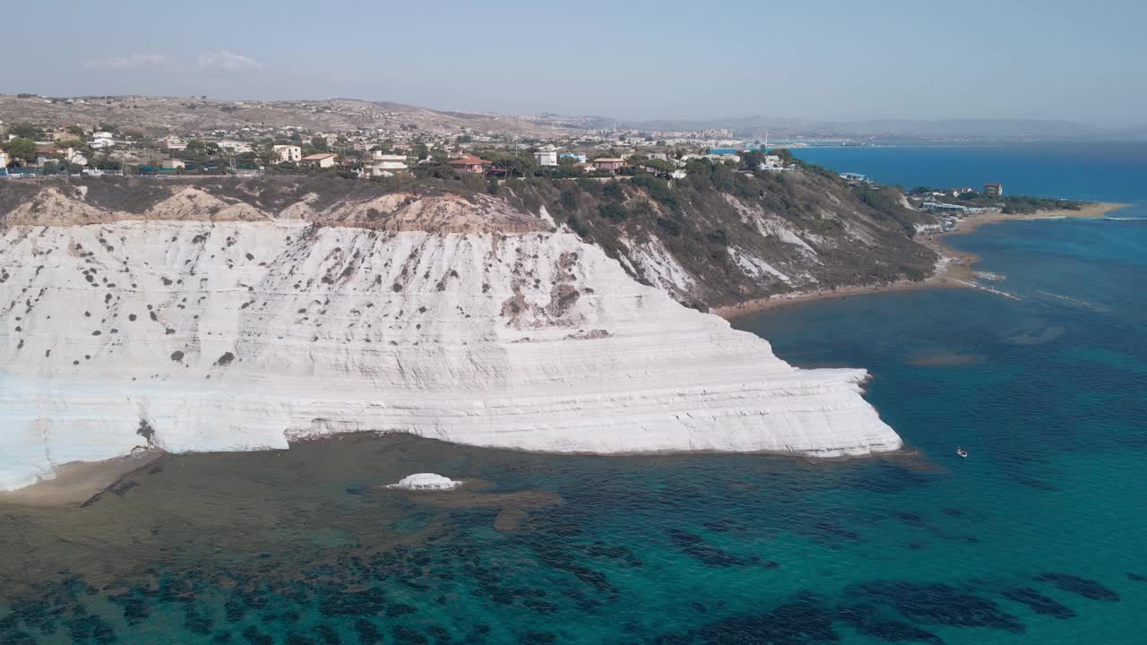 图尔奇歌剧院鸟瞰图，意大利西西里岛的著名地标。Scala dei Turchi是Realmonte著名的岩石悬崖，靠近Agrigento和Porto Empedocle。悬崖的颜色是明亮的白色视频素材