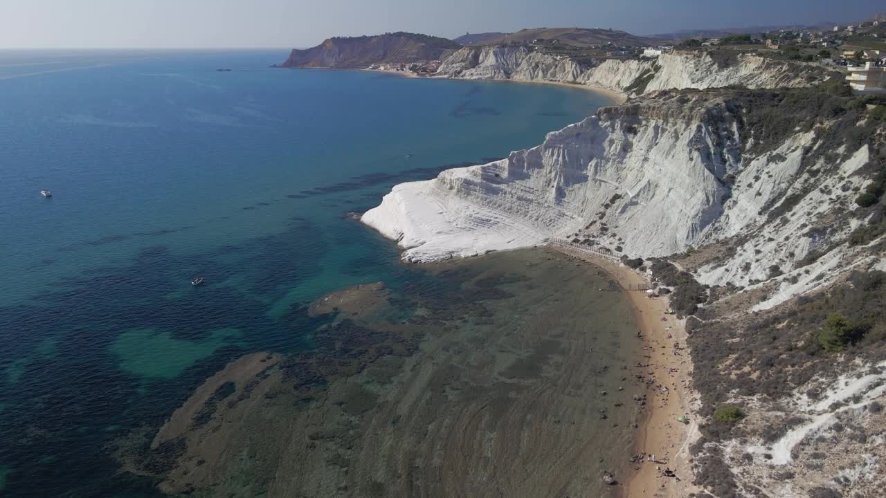 图尔奇歌剧院鸟瞰图，意大利西西里岛的著名地标。Scala dei Turchi是Realmonte著名的岩石悬崖，靠近Agrigento和Porto Empedocle。悬崖的颜色是明亮的白色视频素材