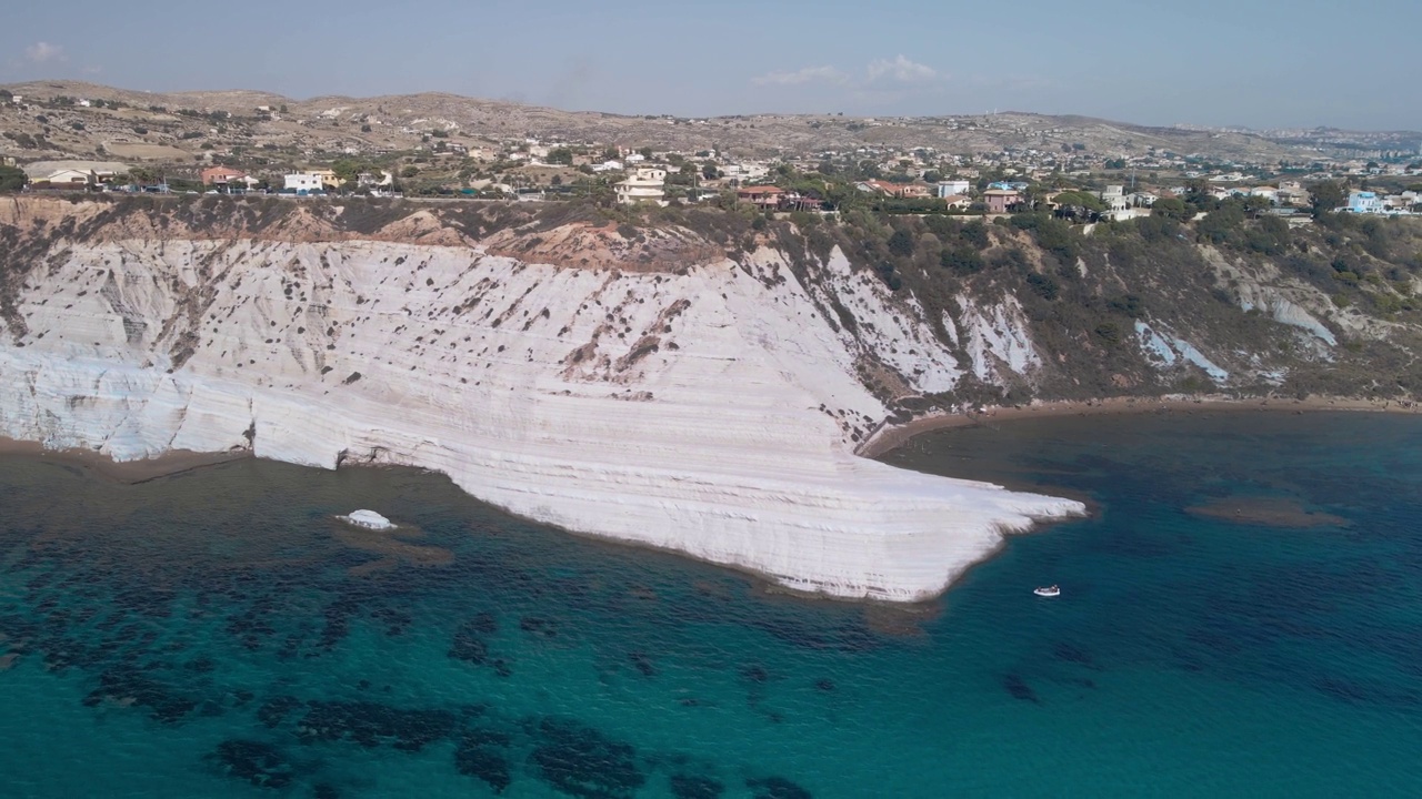 图尔奇歌剧院鸟瞰图，意大利西西里岛的著名地标。Scala dei Turchi是Realmonte著名的岩石悬崖，靠近Agrigento和Porto Empedocle。悬崖的颜色是明亮的白色视频素材