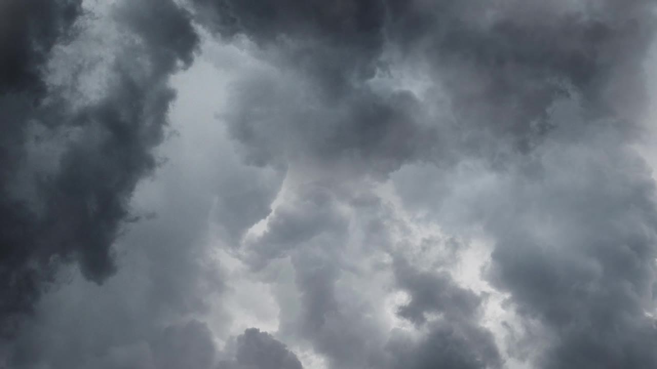 在黑暗的天空中有严重的雷雨云。视频素材