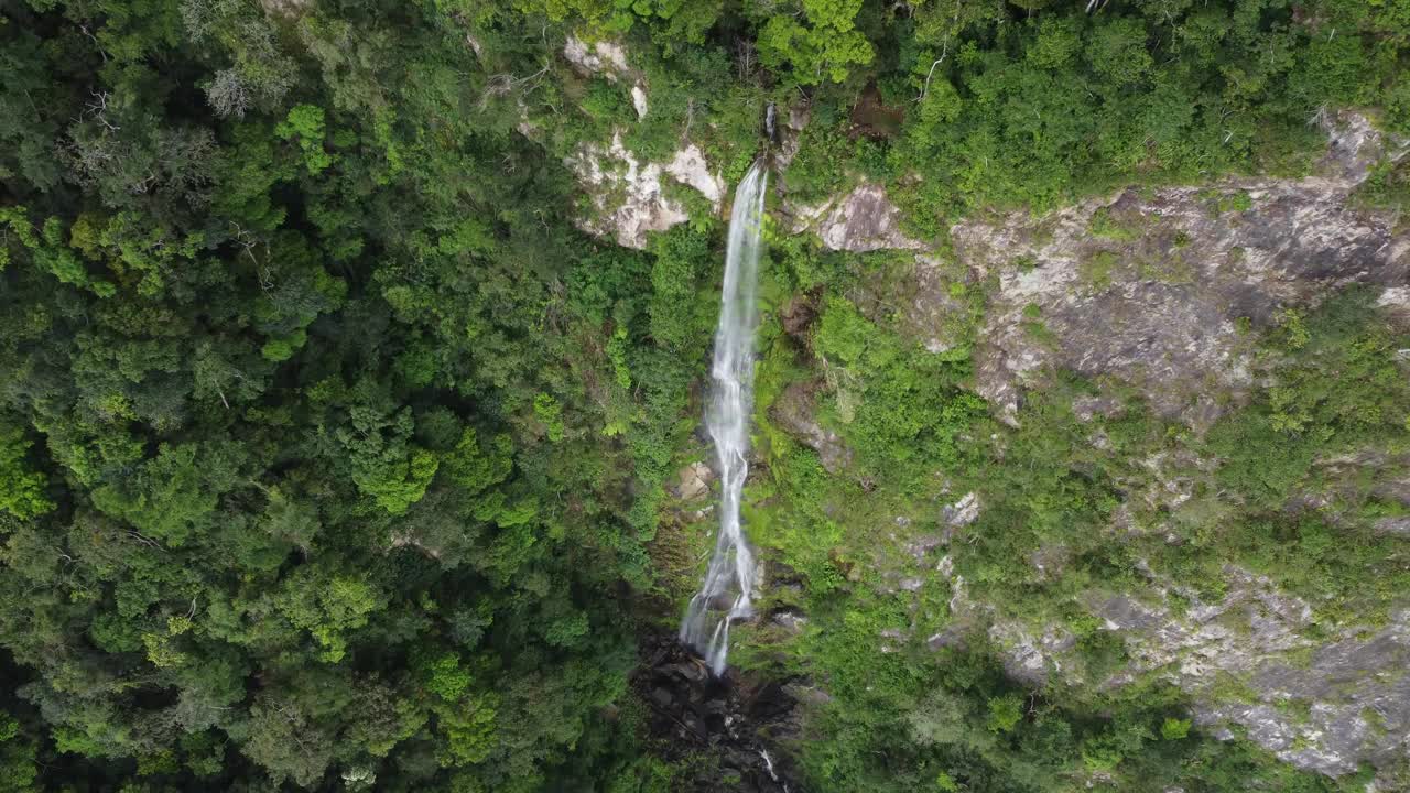 空中倾斜:洪都拉斯丛林悬崖上的瀑布视频素材